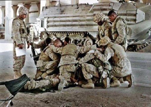soldiers_praying